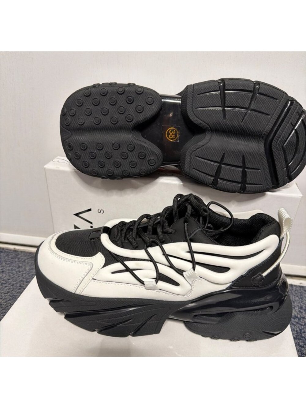 Lonza Atlas Leather Sneakers White Black Athletic Women Shoes  Size 7.5